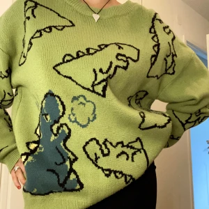 Grön stickad tröja - Sjukt cool stickad tröja från Aelfric Eden, nypris ca 700kr. Nyskick! Jag är 160 lång och har normalt S 💓Köpare betalar frakt, eller möter upp i Stockholm 