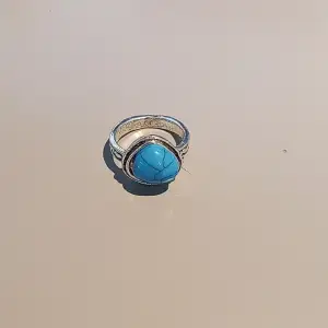 Häftig ring med en blå fejk sten. Säljer då jag inte använder den. Stenen sitter lite snett och därför säljer jag billigt.  Kontakta gärna för fler bilder eller frågor