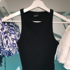 Svart linne - Ett svart linne från Gina Tricot i storleken S. Linnet är i topp skick.