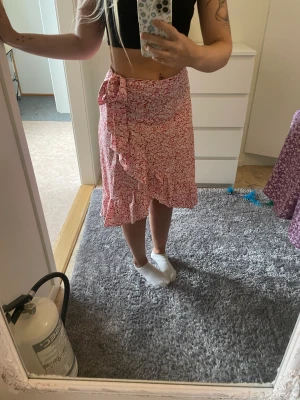 Kjol  - Omlott kjol utan slits med både dragkedja och knytning i sidan 