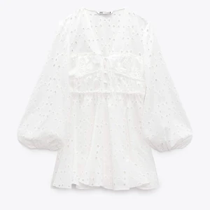 Vit klänning - Slutsåld vit klänning från zara. Storlek L men passar mig som är en s/m och 160cm lång. Nypris 699 och säljer vid bra bud. Nyskick!🫶🏼