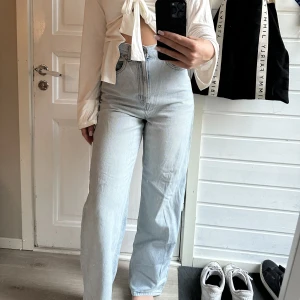 Levis jeans - Blåa levis jeans, köpt för 1250kr. Lite trampade längst ner, annars fint skick. Är en 27 i storlek, men är mer en 28/29 nu 💙