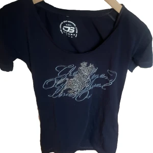 T-shirt  - Fin T-shirt med tryck och stenar på köpt på myrorna för ett tag sedan 💕passar typ s/xs