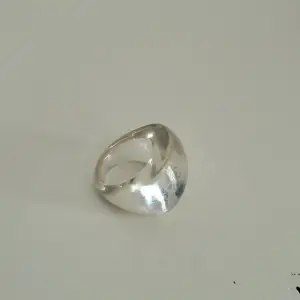 Ett unikt ring utan färg. Nyskick och passar alla ♡