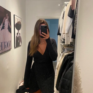 Svart glittrig klänning  - En jätte fin svart glittrig klänning som används 1 gång