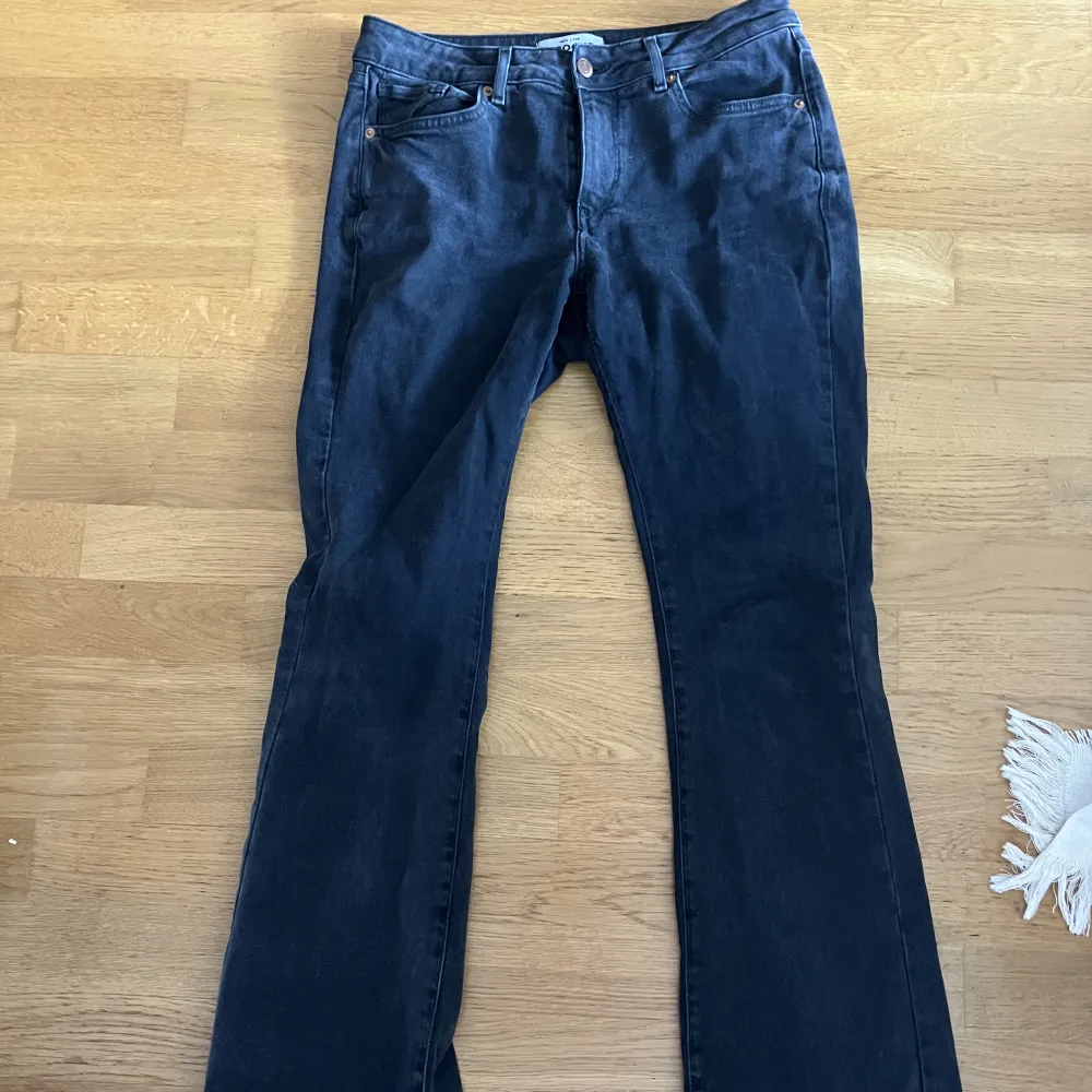 Säljer dessa skitsnygga low waisted bootcut jeans från asos! Säljer då de blivit för tighta för mig❤️. Jeans & Byxor.