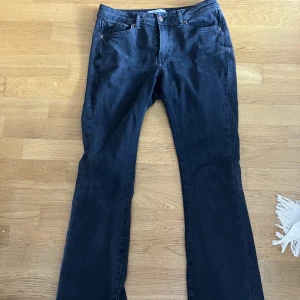 Bootcut jeans - Säljer dessa skitsnygga low waisted bootcut jeans från asos! Säljer då de blivit för tighta för mig❤️
