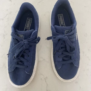 Blå sneakers  - Fina platform sneakers säljs i befintligt skick. 