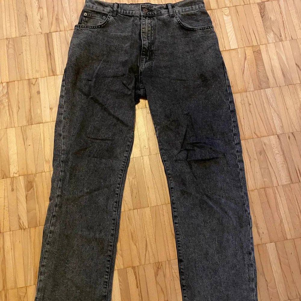 Mörkgråa Woodbird jeans i mycket bra skick. Loose fit jeans  Köpta på Boozt.com för 899kr. Jeans & Byxor.