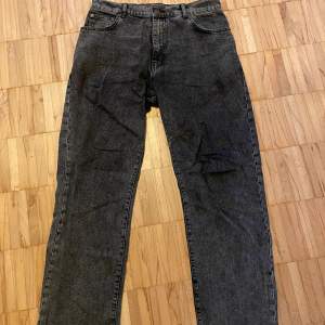 Mörkgråa Woodbird jeans i mycket bra skick. Loose fit jeans  Köpta på Boozt.com för 899kr