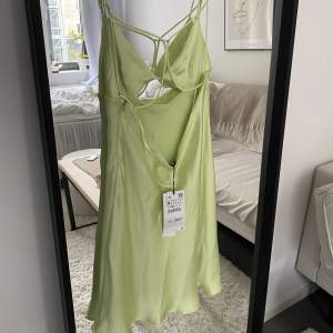 Grön klänning från zara i storlek M, helt oanvänd med lappar kvar. Nypris 359kr.