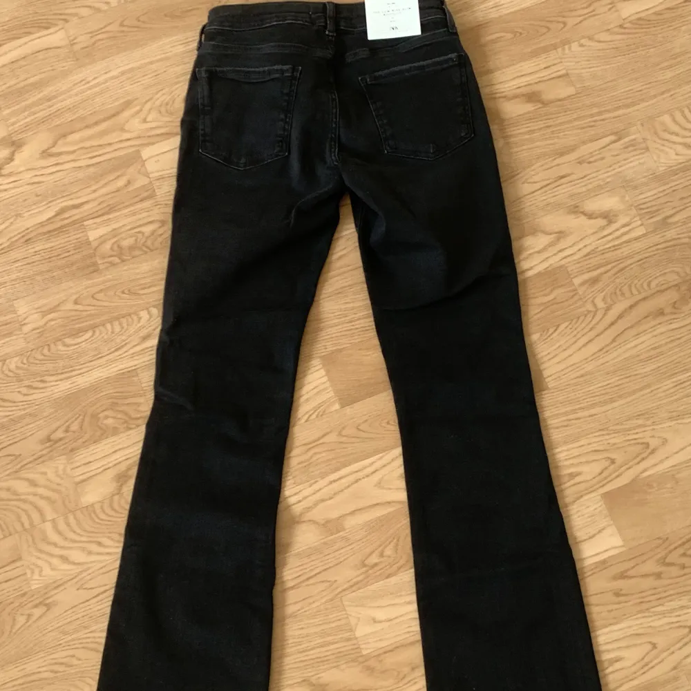 Ett par lågmidjade svarta jeans från Zara. Dem är utsvängda nertill (bootcut). Original priset 400 kr. Oanvända då dom var precis så dom var lite korta på mig som är 175cm. Super fina.. Jeans & Byxor.