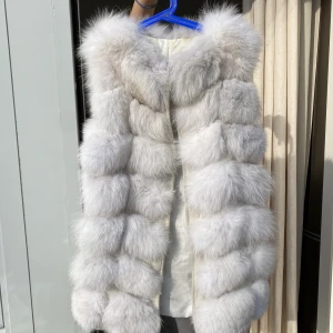 Pälsväst, äkta kaninpäls - En vit / ljusgrå pälsväst köpt i Butik Garoff i Stockholm. Fint skick, äkta kaninpäls. Nypris 3000kr. 