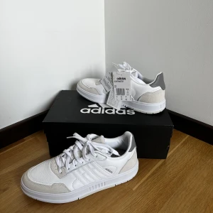 Skor - Aldrig använda och storlek 40 i herrstorlek. Hör av dig vid eventuella prisförslag.