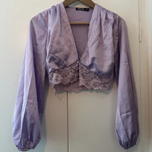 Lavendel dröm topp - Superfin och drömmig topp från nastygal x emily ratajkowski, sitter helt perfekt på kroppen och bekväm! 🌸🌸Köparen står för frakten🫶🏼💕