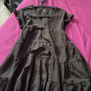 En fin svart klänning från shein som är oanvänd och är skit snygg inför sommaren, den är även oanvänd!😍😍