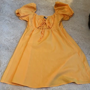 Orange sommarklänning  - En orange fin sommarklänning från H&M i storlek 42 (M)