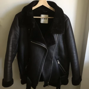 Svart skinnjacka med päls/teddyfoder - Svart skinnjacka från Zara,  med päls / teddyfoder på insidan.  I fint skick. Använd ett fåtal gånger. 