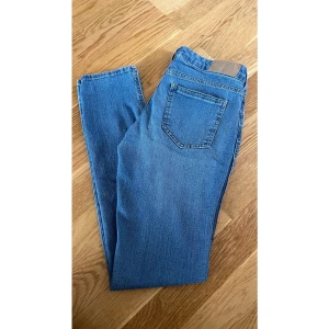 Jeans - Fick dessa Jeans av min mamma, är väl använda men är i ett fint skick. Då de är förstora för mig så vill jag sälja till nån som är i behov av Jeans.  Låg midja. • om du vill ha fler bilder, en bild med Jeansen på så är det bara att skriva till mig.