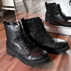Boots - Svarta boots skor som inte längre används. Efter en lätt tvätt är den med säkerhet tillbaka till sin originella svarta botten. Bekväma och är i storlek 37 :)