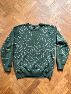 Quasi tröja - Finstickad Quasi tröja i väldigt bra skick! Nypris 999 kr. Tar tyvärr upp mycket plats i garderoben och är lite för stor.