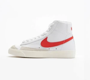 Nike Blazer  - Nike Blazer mid 77 i storlek 37.5, helt nya, endast provade. Säljer för 650 + frakt. Pris kan diskuteras vid snabbt köp. 