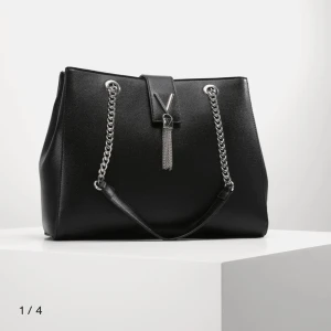 Valentino bag - Säljer denna as snygga Valentin väskan, bra skick. Säljer då jag har för många väskor . Kontakta för egna bilder💘 ( Äkta)