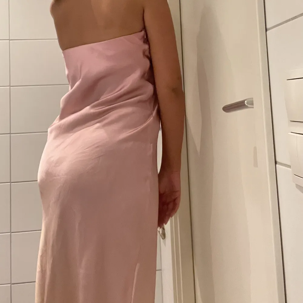 Helt ny klänning från zara, tror jag köpte för 500 kr, den finns kvar på hemsidan. Den är aldrig använd då jag ej riktigt gilla hur den satt på mig. Men super fin kvalitet och söt till sommaren. (Den är rosa där uppe och champagne färgad längre ner). Mekot.
