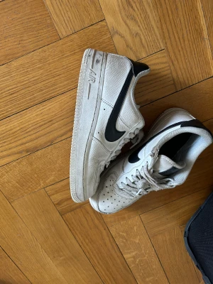 Nike air force - Säljer mina nike skor. Strl 38. Går att fräscha upp betydligt mycket mer med nya snören och en wipe. Skorna är ändå i bra skick. Köp direkt för 250kr+ frakt i appen eller buda i kommentarerna.
