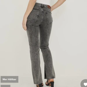 Jeans med raka ben och mediummidja - Jeansen är i storlek 38 men känns som en 36. Har aldrig använt dem så är i nyskick.  Material: 59% ekologisk bomull,  41% bomull.