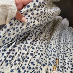 Långkjol - Säljer min blommiga långkjol som är perfekt nu tills i sommar! Sjukt fint mönster, material och detaljerna vid snörningen🌸lite större i storlek! Men det gör inget apropå knytningen 