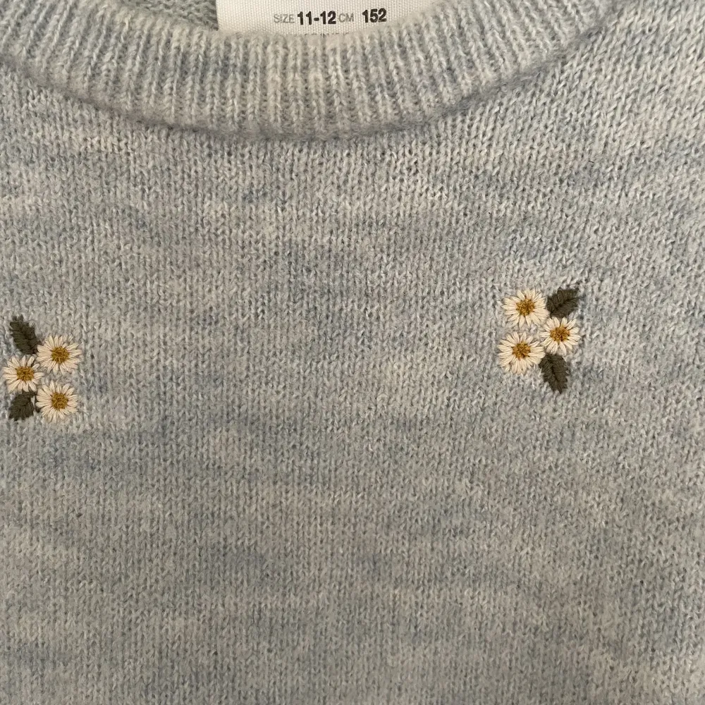 Supersöt stickad tröja från Zara - barnavdelning, storlek 152. Färgen är lite annorlunda i verkligheten då den är mer ljusblå. Fint skick🌸. Stickat.