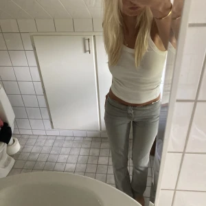 Gråa jeans  - Snygga gråa jeans som jag har köpt vintage💕 skriv för fler frågor 