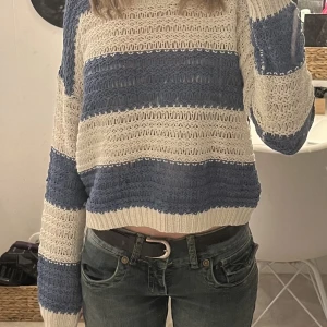 Randig stickad tröja - Jättefin men kommer inte till användning då jag redan har en liknande. (Tröjan är inte fläckig, det är smuts på spegeln)
