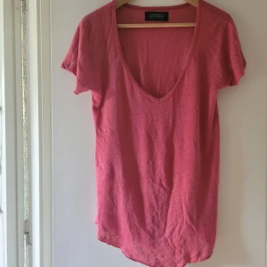 Hallonröd tshirt Linne stl.M - Skön, luftig topp/tshirt i linne, lite oversize modell - perfekt till sommaren! Zara stl.M. seconhandfynd! Välvårdad, inga fel.