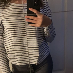 Randig tröja - Långärmad randig tröja med blåa streck från bikbok. Använd Max 5 gånger pga kom tuvärr inte till användning, storlek M passar även dom som har storlek S. Köparen står för frakten💖