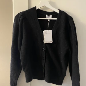 Kashmir kofta (oanvänd) - Säljer denna jättefina kofta pga för liten storlek, prislapp sitter kvar. Från otherstorys jättefint material!!  Nypris: 790