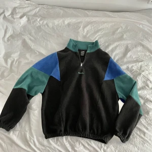 Fleecetröja från Urban Outfitters  - Cool halv-zip fleecetröja med retro look från Urban outfitters🪩🪩Jag har normalt storlek S och denna sitter något oversized på mig