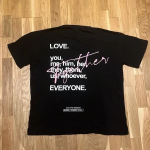 T-shirt med tryck - Svart oversized T-shirt med vitrosa tryck, jättesöt med blåa jeans 💞oversized på mig med storlek S 