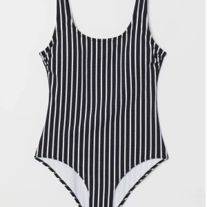 Randig baddräkt  - Svartvit randig baddräkt med djup rygg, helt slutsåld på hemsidan!