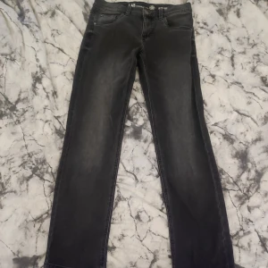 Byxor - Säljer dessa bootcut jeans,beronde på att jag inte använder dem.Jätte bra skick och använd ca 5-15 gånger.Köpt för 450 kr✨