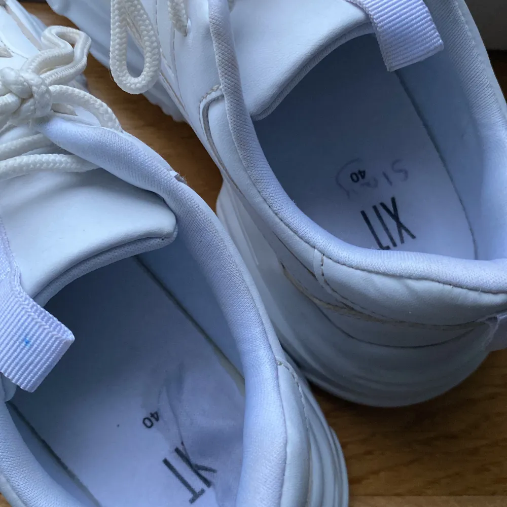 Ett par vita sneakers från XIT. Dom är sparsamt använda då de är lite smutsiga på undersidan och namn är vagt skrivet på sulan som man ser i bild tre. Kontakta för mer bilder och information. Pris kan diskuteras ☺️. Skor.