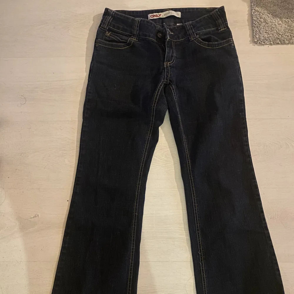 Säljer nu dessa superfina lågmidjade jeans från only. Säljer då de tyvärr är för små nu! Använt fåtal gånger men i super fint skick 💕. Jeans & Byxor.