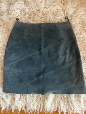 Mockakjol - Fin blå mockakjol i bra skick. Storlek 42. Längd över knä.  Köpare står för fraktkostnaden 