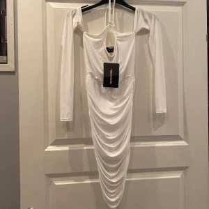 Prettylittlething  - Klänning från prettylittlething som aldrig är använd. Super fin! Stretchiga material. 