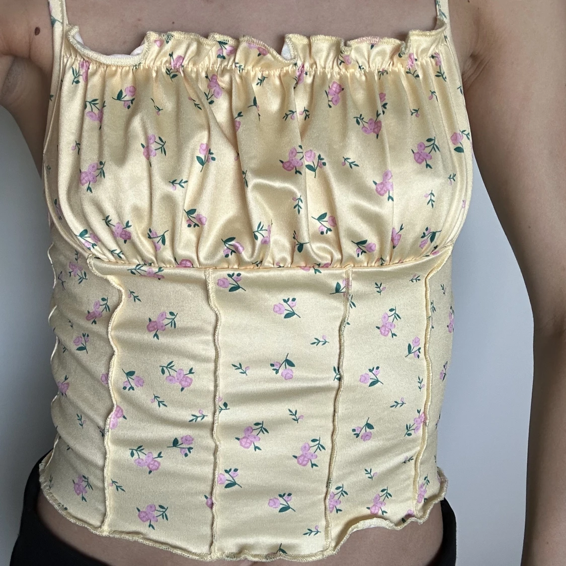 Trendig blommig satintopp - 90