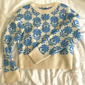 Blå blommig sweater från Sandro Paris originalpris 3000sek nyskick strlk S men liten, passar XXS - S