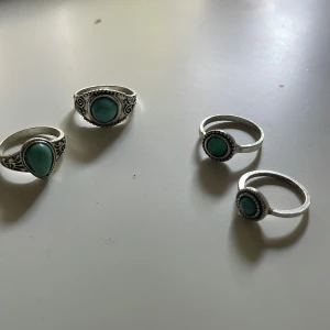 ringar 4styck - sitter bra! är dock inte äkta silver så man kan få gröna fläckar som är helt ofarliga, man kan lägga genomskinligt nagellack under för att undvika detta.