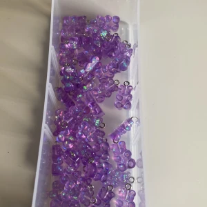 Berlock - Fina lila glittriga gummibjörns berlocker! Har 40 st: 2 för 1kr 