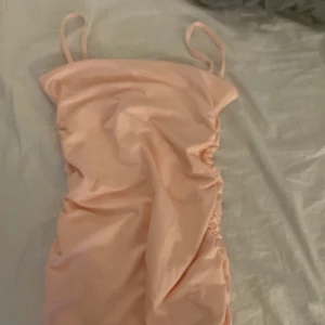 Rosa kläning  - Säljer nu denna rosa kläning säljer den då den inte kommer till användning bara testat! Inget fel på den bra skick! Skriv för fler bilder eller frågor!